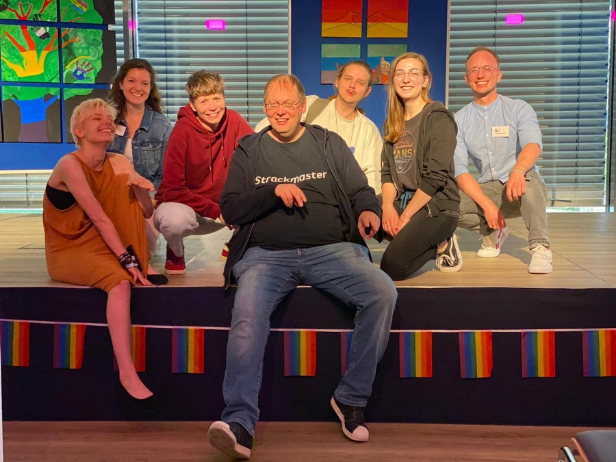 Im Zeichen von Toleranz und Respekt – (v.l.) Sam Sackbrook, Nathalie Eikmeier (Schulsozialarbeit Ludwig-Erhard-Berufskolleg Paderborn), Valo Christiansen, Karsten Strack (Moderation), Sven Hensel, Eva Dreier und Tim Burkamp (Schulsozialarbeit Richard-von-Weizsäcker Berufskolleg Paderborn) © Mechthild Thiele